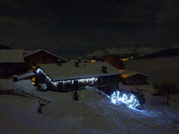 Le nostre baite nella notte di luna piena - gennaio 2010.