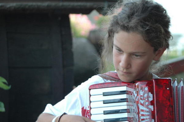 Reneée Glarey che suona la fisarmonica